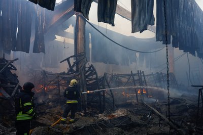 Charkive Rusija smogė statybinių medžiagų parduotuvei, žuvo mažiausiai du žmonės