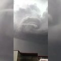 Meksikoje nufilmuotas dangumi vingiuojantios tornadas