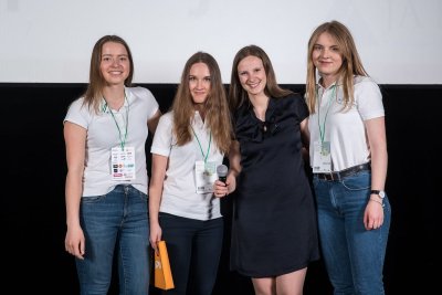 Emilė Daugintytė (iš kairės), Akvilė Ričkutė, „Lietuvos Junior Achievement“ vadovė Andželika Rusteikienė ir Dominyka Kundrotaitė