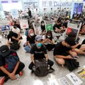 Dėl protestų skrydžius sustabdęs Honkongo oro uostas atnaujino darbą, vėl susirinko šimtai protestuotojų