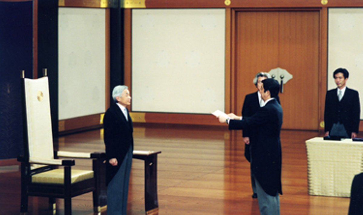 Japonijos imperatorius Akihito suteikia premjerui Shinzo Abe ir jo vyriausybei įgaliojimus veikti.