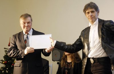 V. Aškinis (kairėje) atsiimdamas Lietuvos kinematografininkų sąjungos apdovanojimą