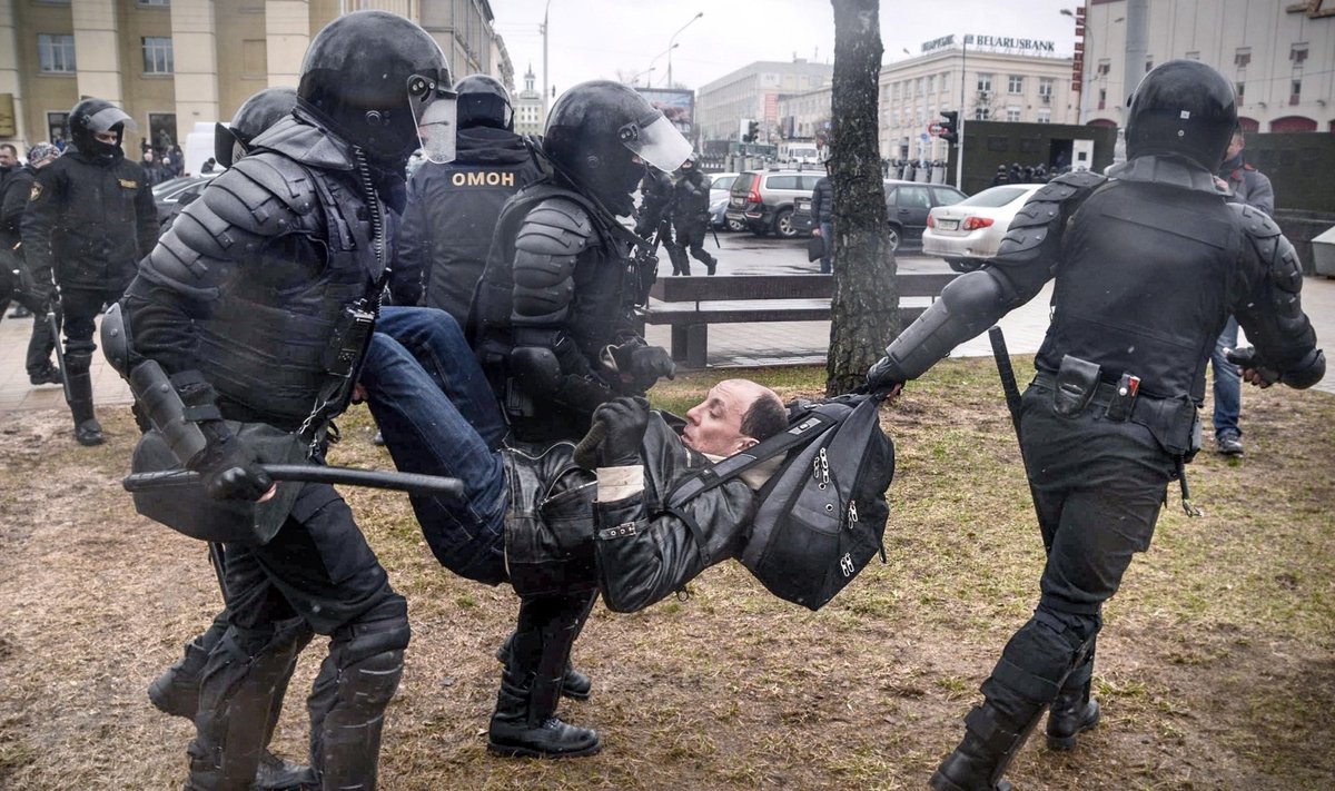 Baltarusijos OMON vaiko protestuotojus Minske