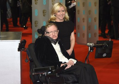 Lucy Hawking su savo tėvu Stephenu Hawkingu