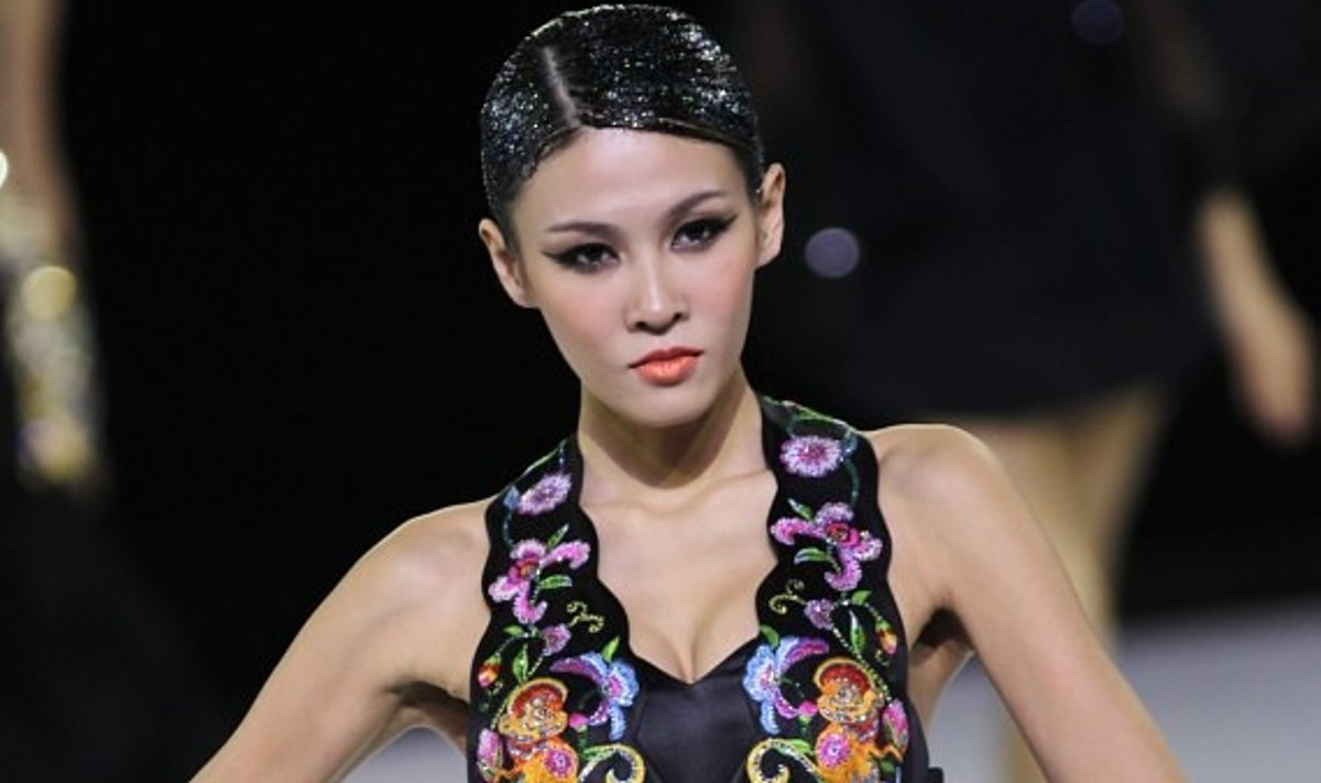Kinijos mados savaitė. Haute Couture. 2011 m. pavasario-vasaros kolekcijos. NE Tiger 