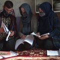 Dar dvi NVO sustabdė savo veiklą Afganistane, Talibanui uždraudus moterims jose dirbti