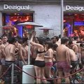 Madride parduotuvė pasiūlė nemokamus drabužius 100 pusnuogių pirkėjų