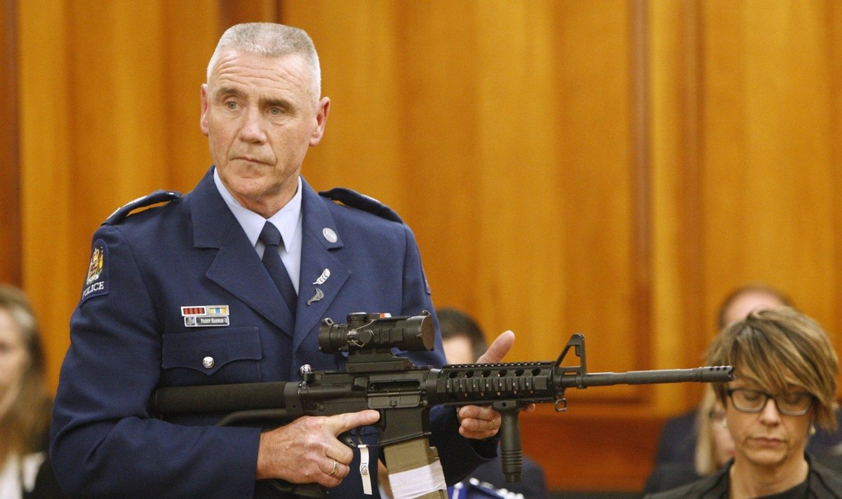Policininkas demonstruoja užpuoliko naudoto ginklo modifikaciją Naujosios Zelandijos parlamente 