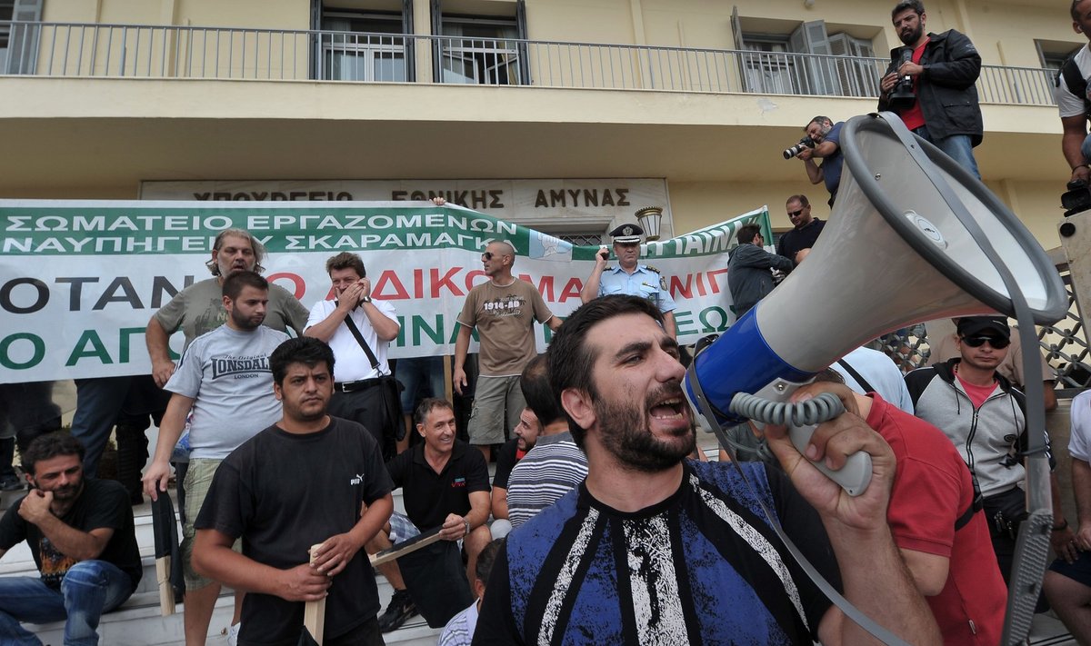 Graikijoje protestuojantys darbininkai įsiveržė į Gynybos ministerijos teritoriją