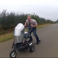 Pašėlusiam tėveliui – greičiausias pasaulyje vaikiškas vežimėlis