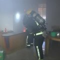 Drąsus ugniagesys iš degančio buto išnešė liepsnojantį dujų balioną