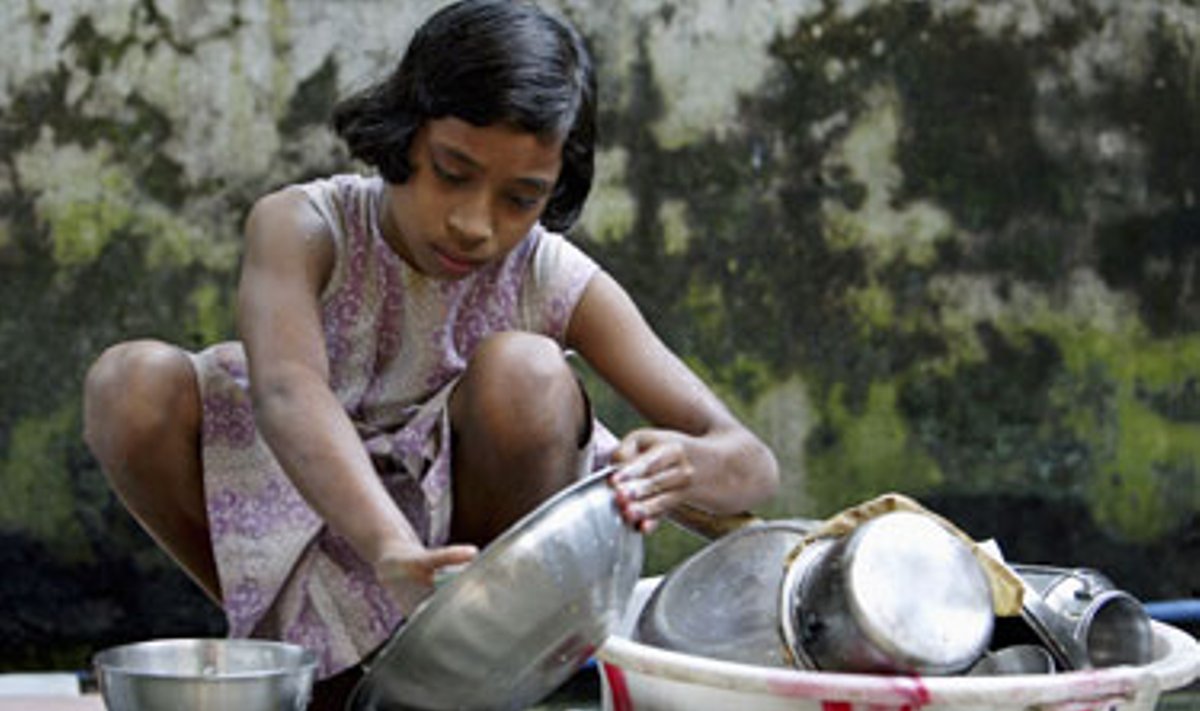 Vienuolikmetė plauna indus Indijoje. Vaikų išnaudojimas tebėra didelė Indijos problema.<P>