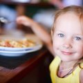 Tyrimas: vaikai, valgantys taip pat kaip ir jų tėvai, yra sveikesni