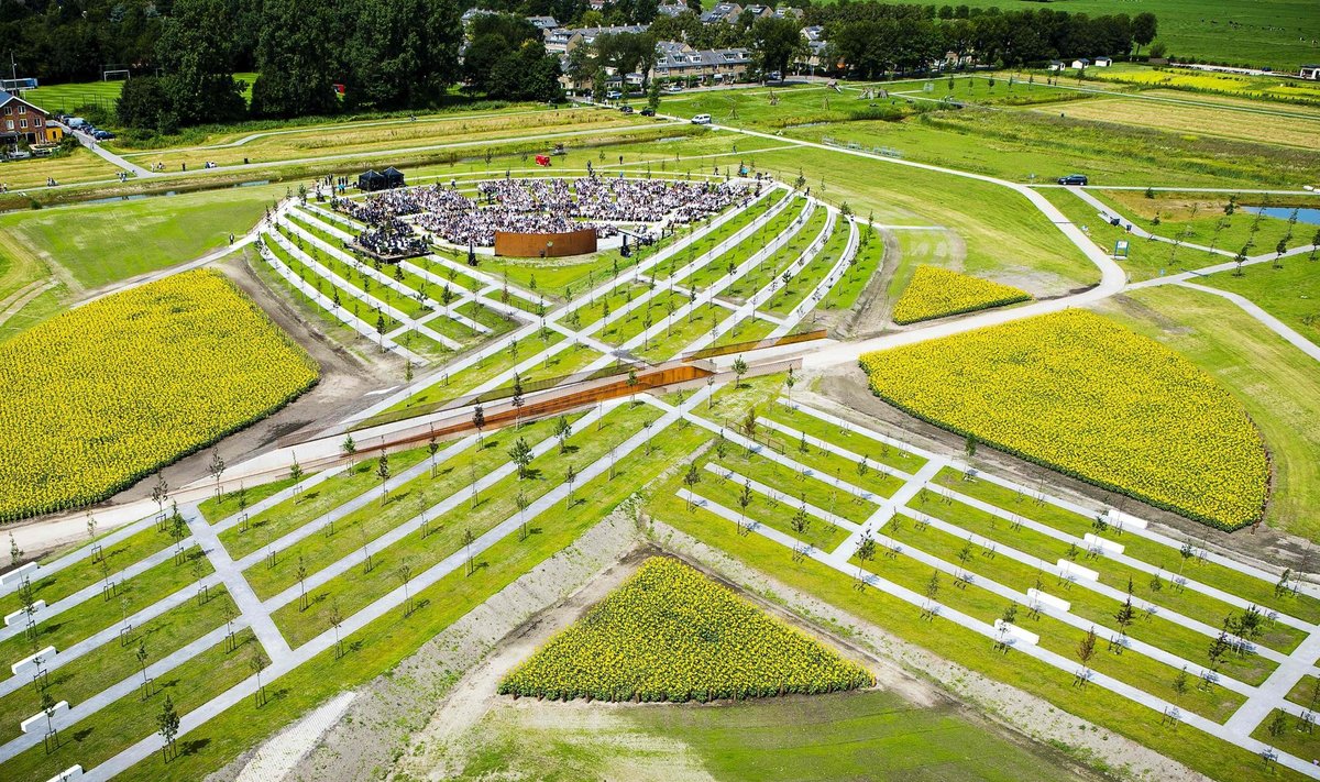 Мемориал жертвам катастрофы MH17