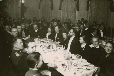 Spaudos darbuotojų pokylio dalyviai „Metropolio“ restorane, 1932 m.