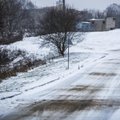 Lenktynininkas patarė, kaip saugiai vairuoti iškritus sniegui