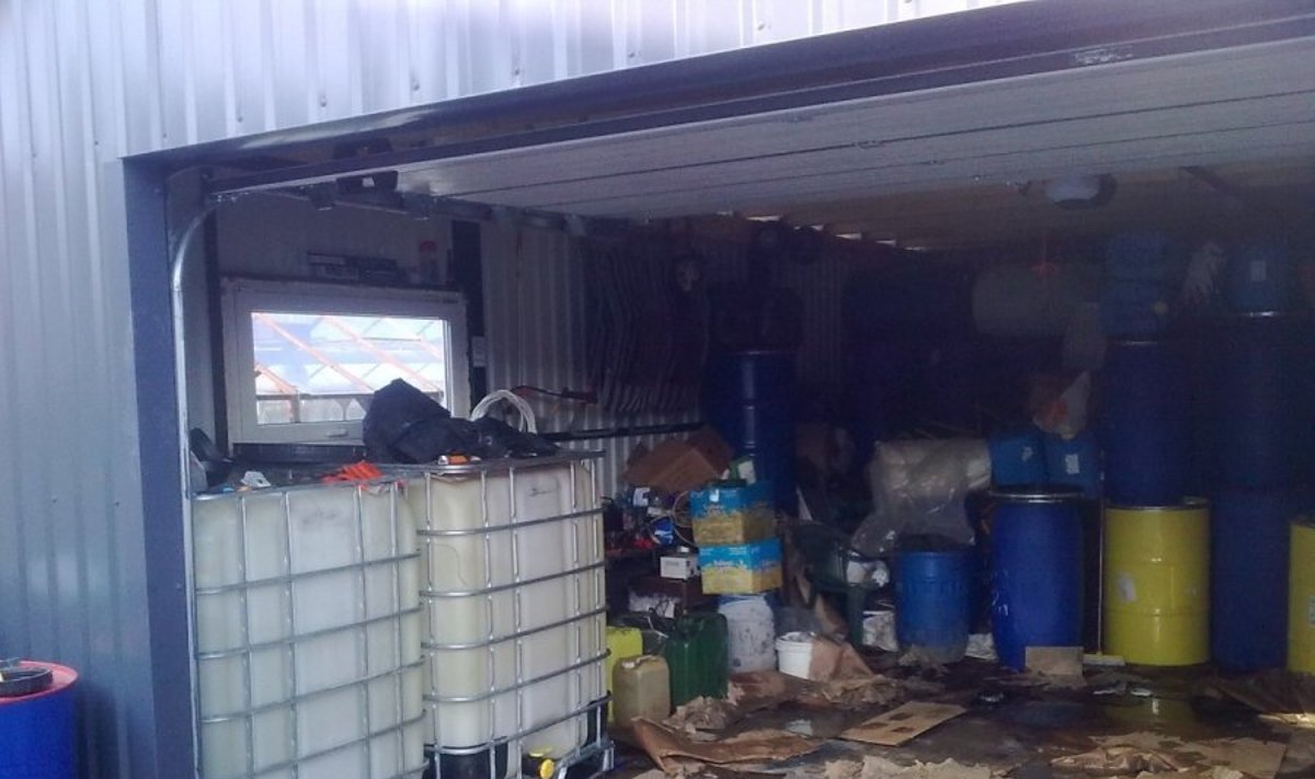 Pamatę inspektorius, degalus iš nelegalių talpyklų išpylė garaže            