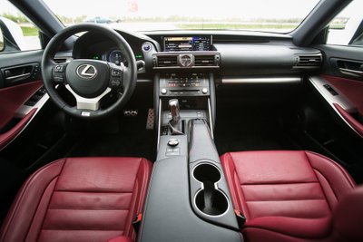 Modernizuoto "Lexus IS 300h" interjeras