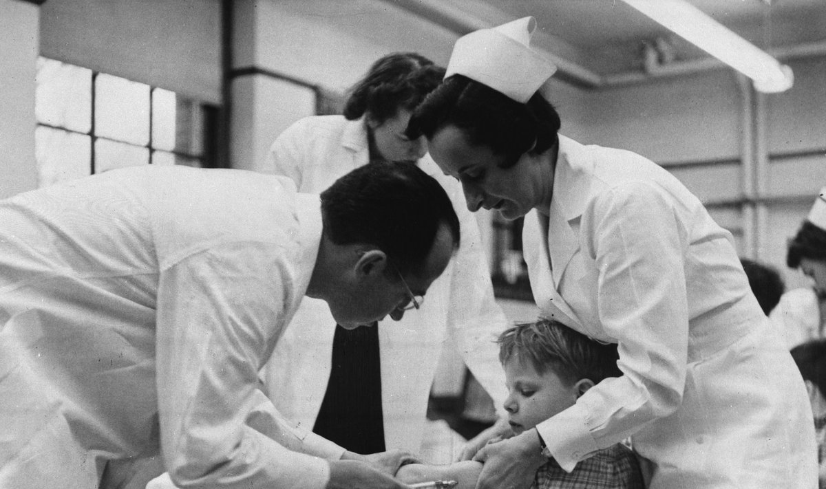 Skiepai nuo poliomielito. Vaiką skiepija vakcinos atradėjas amerikietis Jonas E. Salk / 1954 m. 