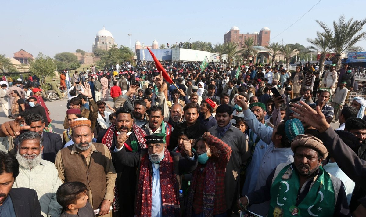 Pakistane tūkstančiai žmonių rinkosi į antivyriausybinį protestą