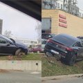 Инцидент на автомойке в Вильнюсе: неуправляемый Mercedes Benz врезался в контейнеры и ограждение, повредил Lexus
