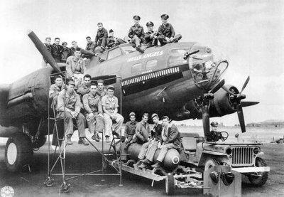 303-iosios ekspedicinės oro pajėgų grupės kariai prie savo bombonešio