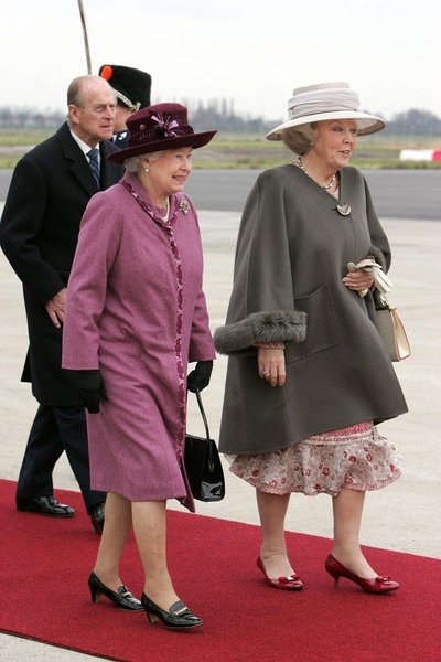 Didžiosios Britanijos karalienė Elžbieta II (kairėje) ir Nyderlandų karalienė Beatričė