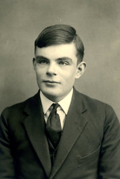 Kompiuterijos pradininkas Alanas Turingas buvo teismo nutartimi chemiškai kastruotas už savo homoseksualumą