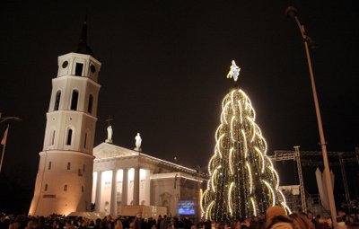 Vilnius, 2006 m. gruodžio 2 d. (ELTA). Katedros aikštėje įžiebta pagrindinė Vilniaus eglė. Linos Petrauskienės (ELTA) nuotr.