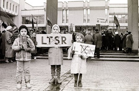 ARCHYVAS. 1990 m. kovo 11-ąją pritarti Lietuvos Nepriklausomos valstybės atkūrimo aktui vilniečiai susirinko į mitingą Nepriklausomybės aikštėje. 