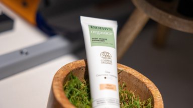 Prancūzų kosmetikos kompanija pristatė unikalią odos priežiūros priemonių liniją: drėkina ir suteikia odai norimą atspalvį