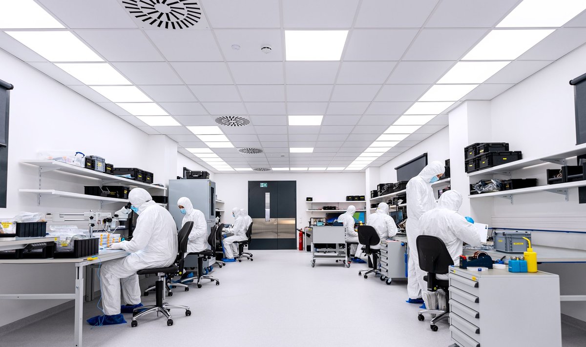 Mažųjų palydovų gamintojai „Kongsberg NanoAvionics“ atidarė naują palydovų surinkimo ir kosminių misijų centrą Vilniuje. 