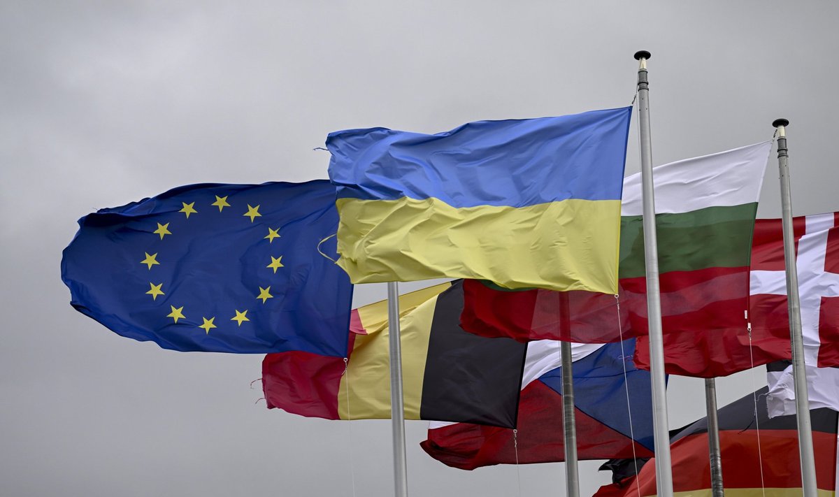 Ukrainische und EU-Flagge im Wind vor dem Europäischen Parlament, Louise-Weiss-Gebäude, Straßburg, Département Bas-Rhin, Elsass, Frankreich