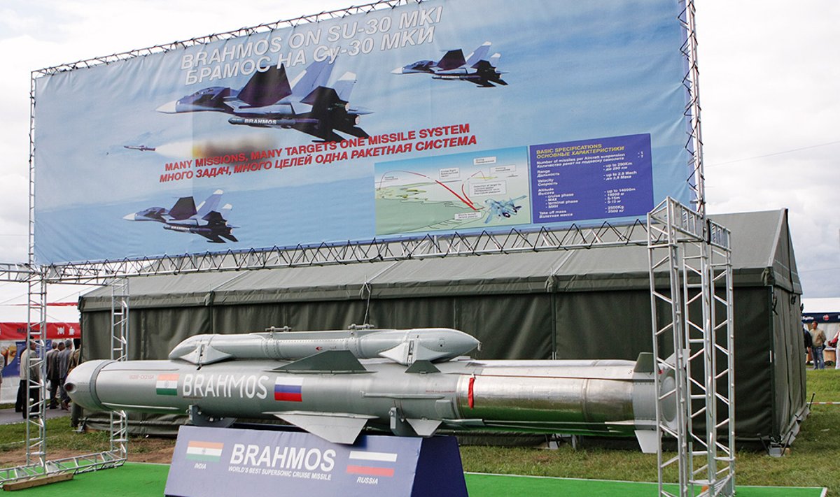 Bendromis Rusijos ir Indijos pastangomis sukurta milžiniška raketa "BrahMos"