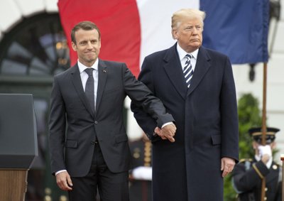 Donaldas Trumpas ir Emmanuelis Macronas laikosi už rankų per susitikimą. Vašingtonas, JAV / 2018 m. balandžio 24 d.