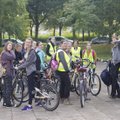 Šiaulių „Saulėtekio“ gimnazijos mokiniai su tėvais leidosi į dviračių žygį