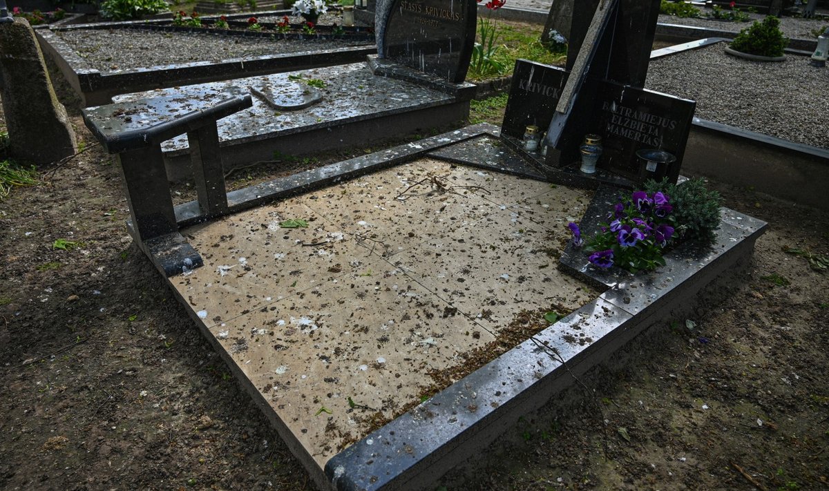 Taip atrodo apdergtos Smilgių miestelio kapinės