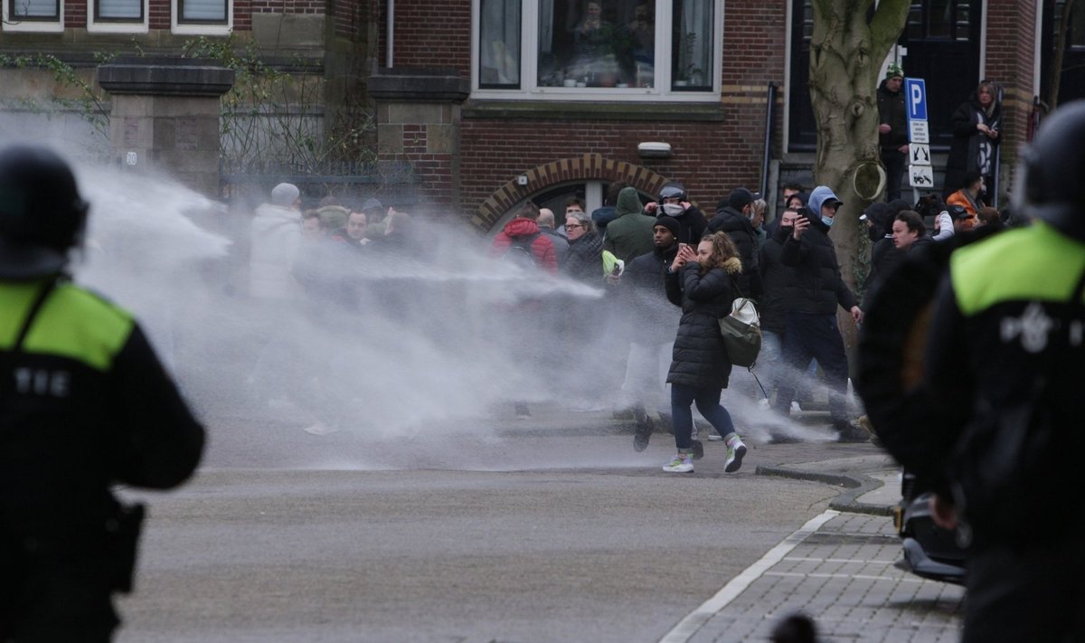 Protestai Nyderlanduose prieš komendanto valandą