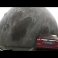 Gamtos išdaigos Kinijoje: nufilmuotas milžiniškas automobilių stogais riedantis Mėnulis