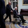 Iš Baltųjų rūmų patarėjos – nevykęs pokštas apie vėžiu sergantį McCainą