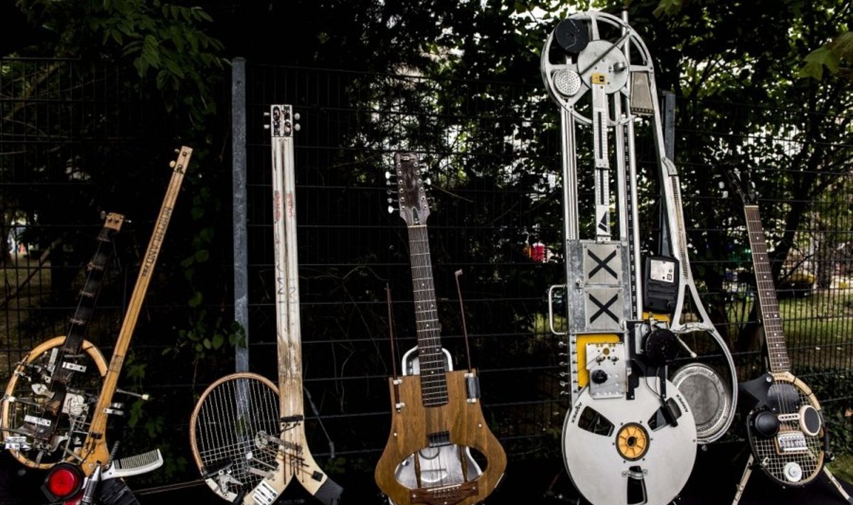 Muzikanto Keno Bulterio gitaros - įspūdingos, nors surankiotos iš dalių, rastų konteineriuose