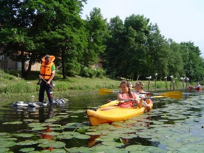 Ekologinis žygis Šyšos upe: iškylautojai, šiukšlės ir  vandeniu čiuožiantis žmogus