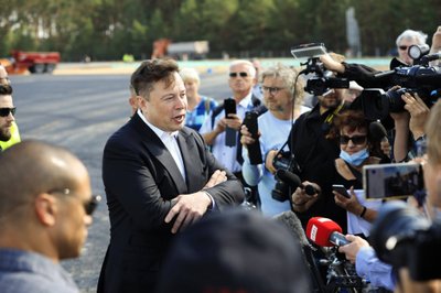 Elonas Muskas pirmojoje „Tesla Gigafactory Berlin Brandenburg Grünheide“ gamyklos statybų aikštelėje, 2020 m. Rugsėjo 3 d.