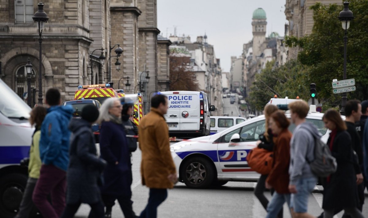 Paryžiuje vyras įsiveržė į policijos nuovadą ir peiliu puolė pareigūnus, 5 žmonės žuvo