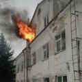 Ukmergės r. per gaisrą daugiabutyje vyras apsinuodijo dūmais