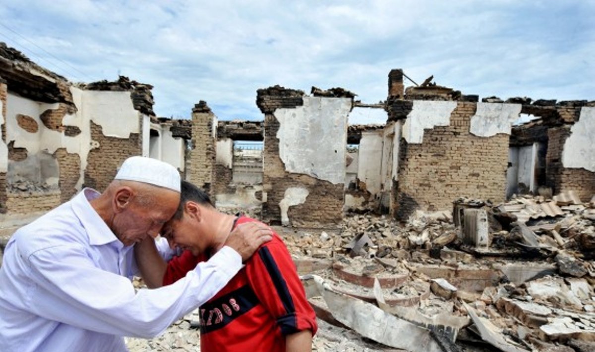 Киргизия, узбеки у разрушенных домов
