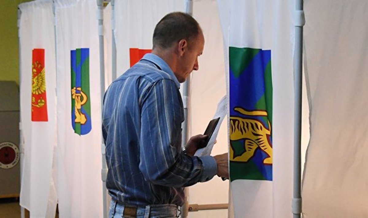 Мужчина голосует во втором туре выборов губернатора Приморского края на избирательном участке во Владивостоке.