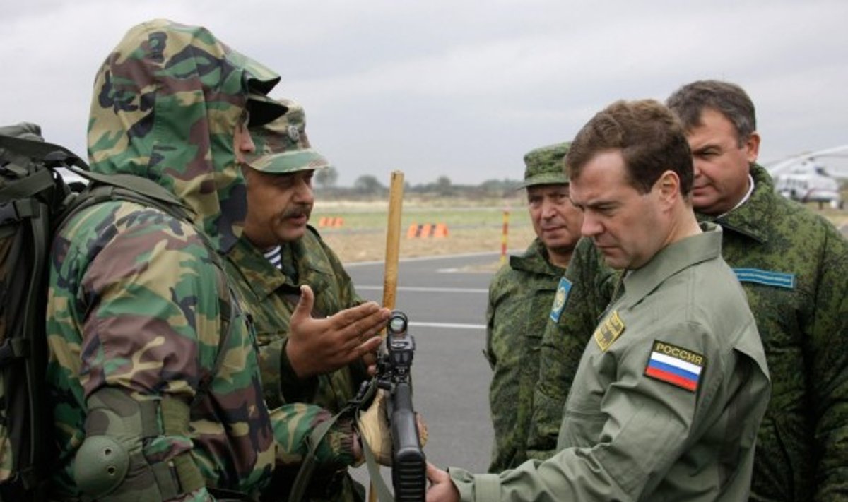 D.Medvedevas stebėjo karines pratybas Kaliningrade