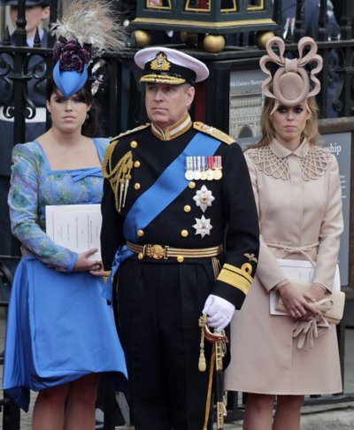 Princas Andrew su princesėmis Eugenie (kairėje) ir Beatrice