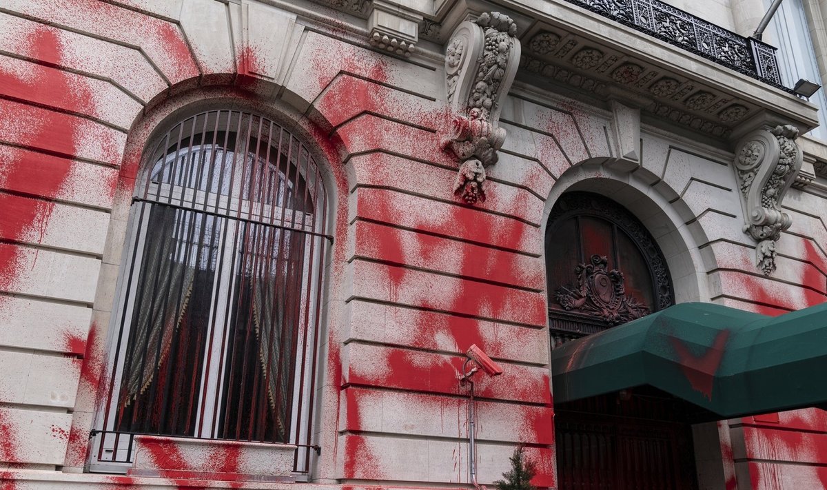 Rusijos konsulatas Niujorke nupurkštas raudonais dažais